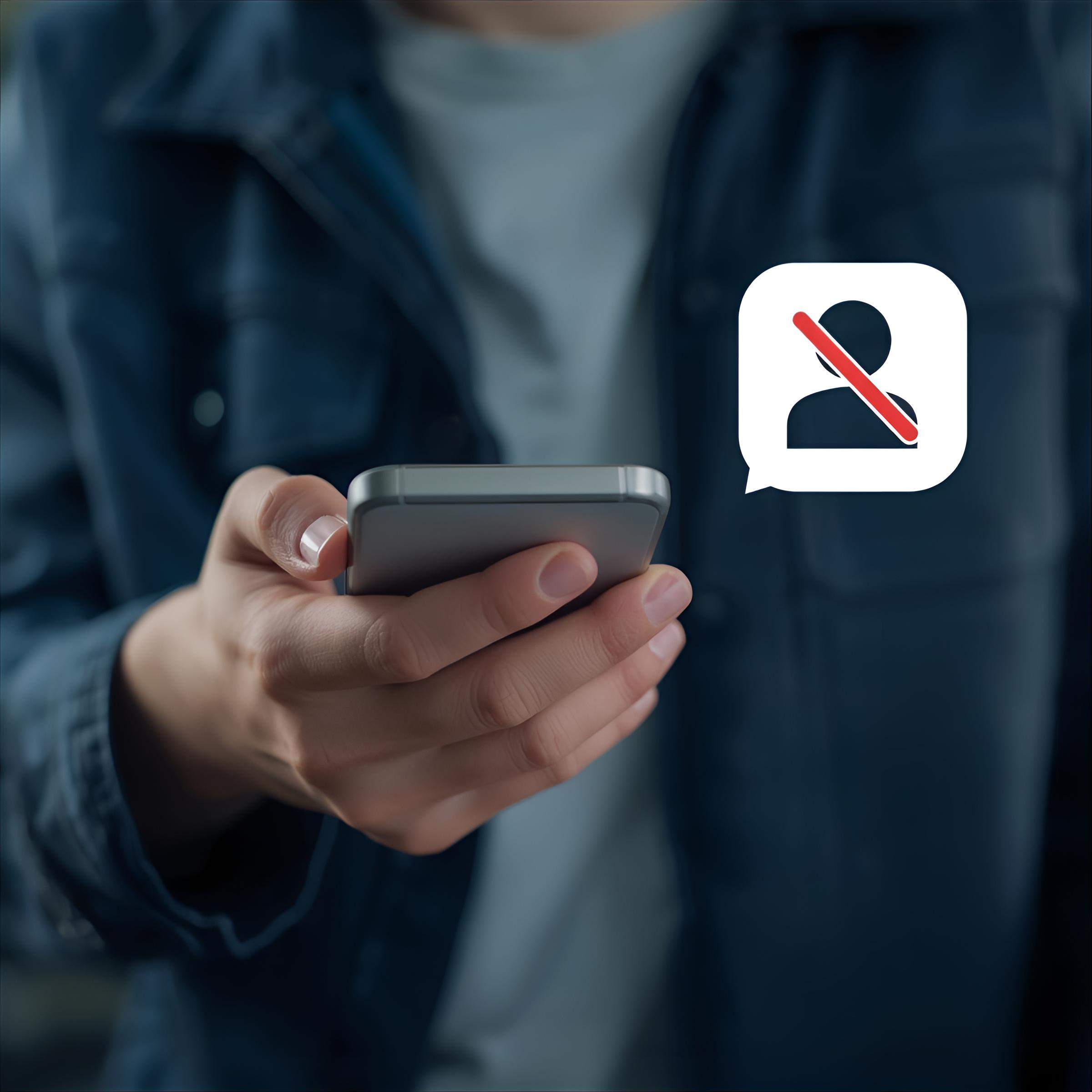 un usuario utilizando un smartphone con una mano sin mostrar la pantalla, y un icono flotando simbolizando un usuario tachado se ubica a la derecha