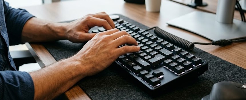 Persona cargando datos de cámara Dahua en MonitorCenter