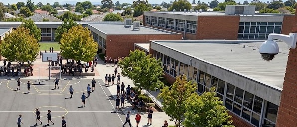 videovigilancia en patio de colegio durante recreo
